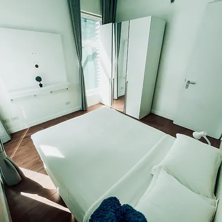 Full-Serviced Residential Apartment In Uptown, Bgc